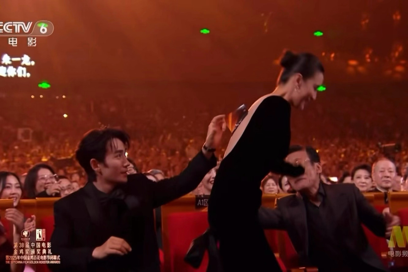 金鸡奖热心观众朱一龙！哈哈哈哈哈哈哈哈哈哈哈哈哈哈点名环节，宋佳起身，朱一龙把她