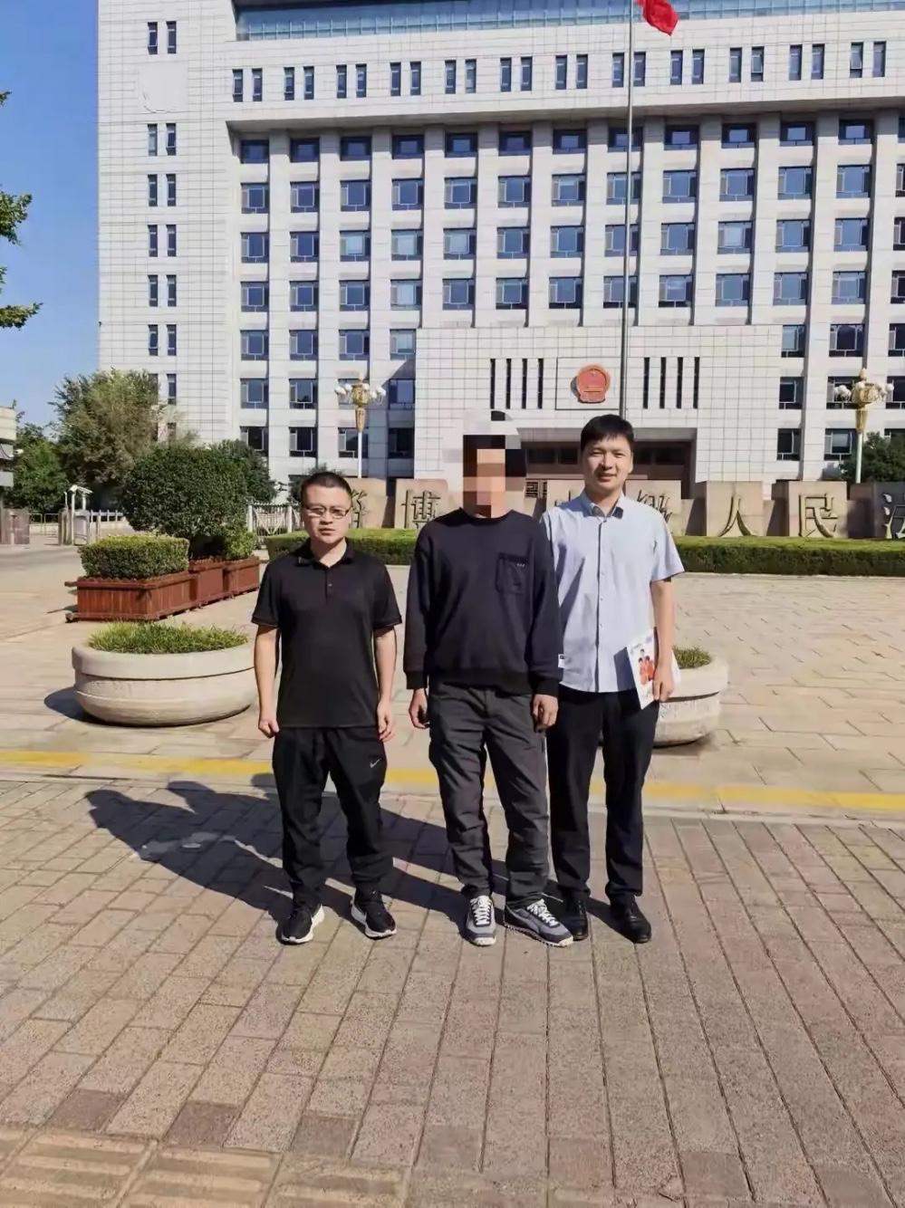 山东淄博，一男子把妻子和情夫堵在床上。情夫怂了，主动给男子转2.5万元想平息。谁
