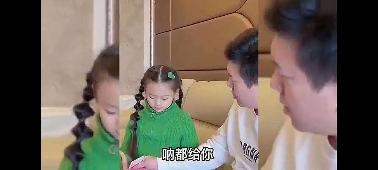 感觉爸爸们都会对女儿更好一点，对儿子就是一脸的嫌弃。可能还是异性相吸，同性相斥吧