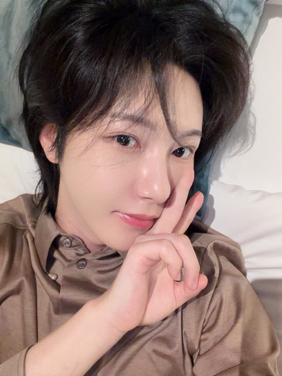 런쥔이왔당  🦊🫧漂亮睡前床照來惹～小飽飽晚安🤲🏻😍💭