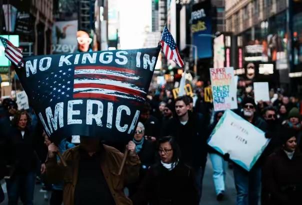 乱套了！3月28日，美国爆发全国性的大规模示威抗议活动。抗议活动覆盖50个州，媒