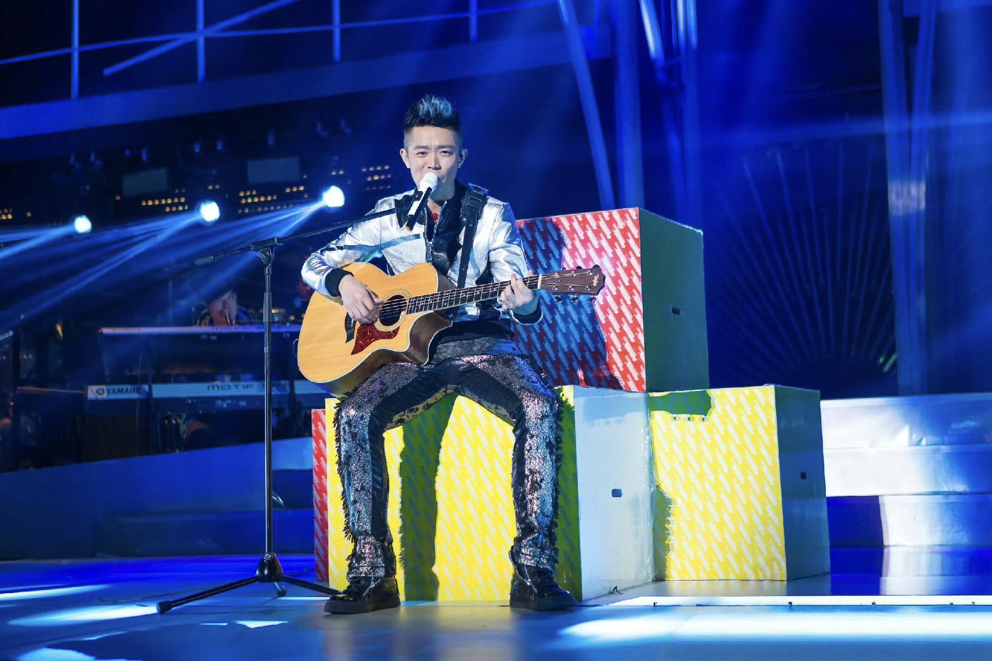 请重新认识他！！唱歌🎤好听！长的又帅！人品又好！怎能不爱呢？