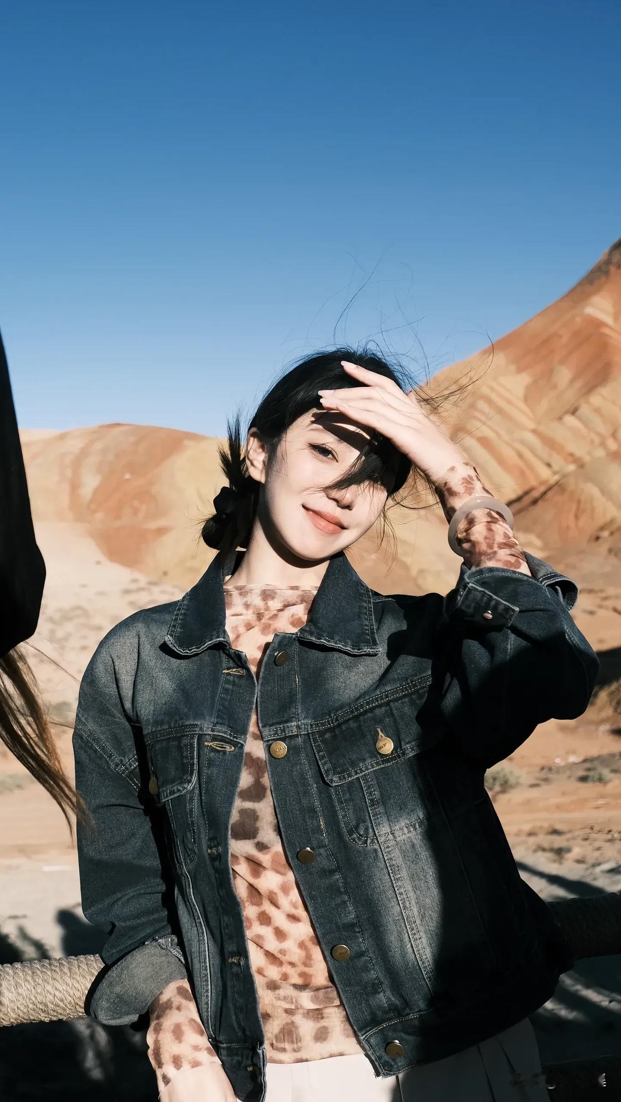 沙漠中的时尚少女，牛仔外套与豹纹衫的完美搭配
