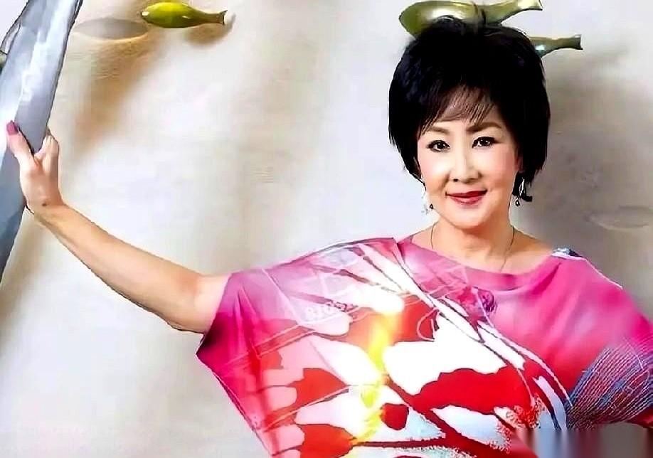 80岁。
两段无疾而终的婚姻。
一条深夜突然弹出的死讯。
看到港媒爆出苗金凤去世