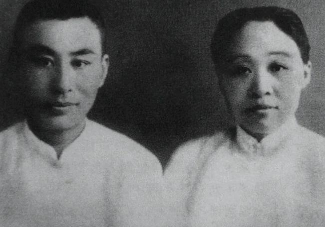 1916年，叶圣陶迎娶了未曾谋面的妻子，洞房夜，两人第一次见面，他用颤抖的手，掀