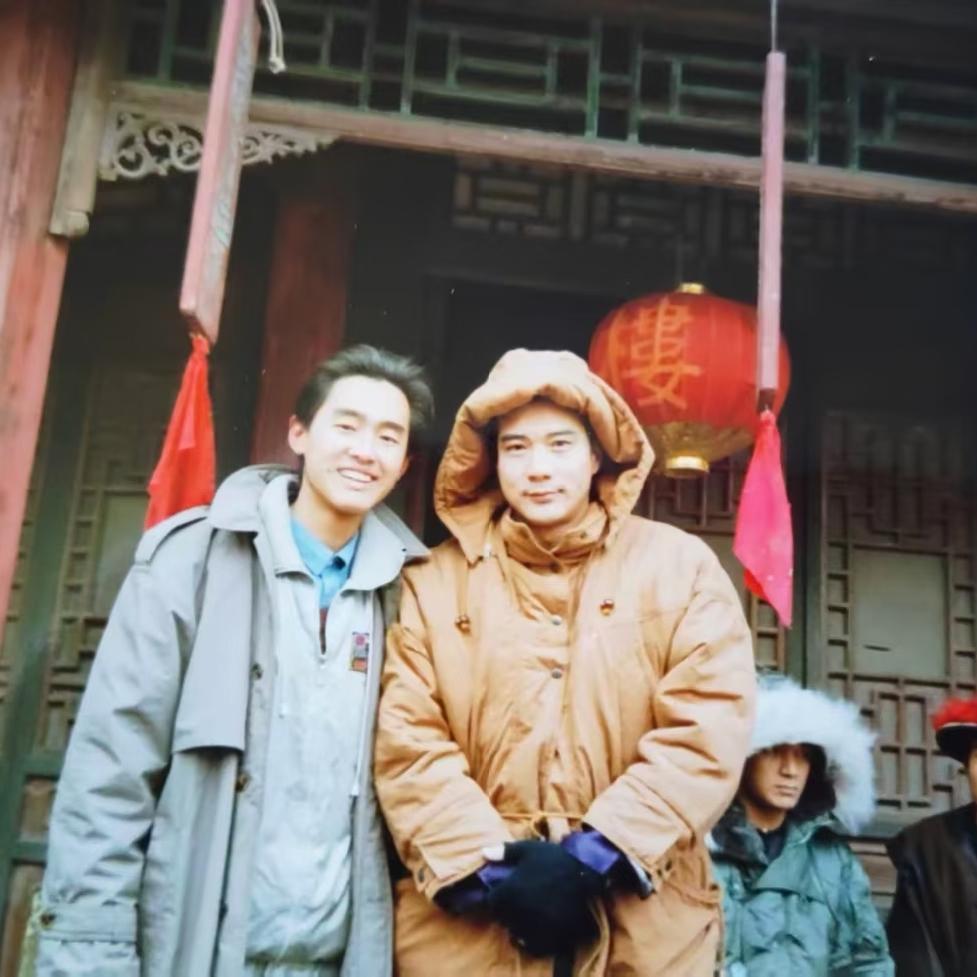 90年代，徐少强和粉丝，一张罕见的合影，身旁是前来探班的影迷。彼时正值冬季，拍摄