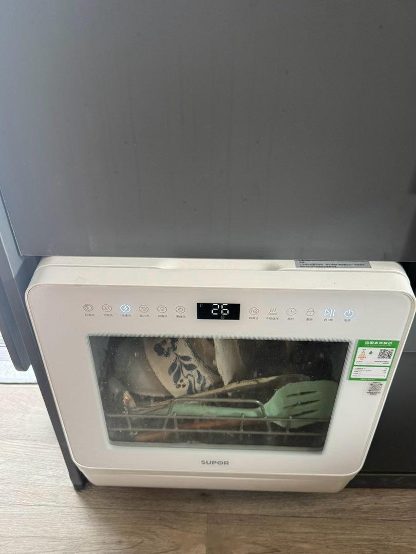 在一辆B型房车上装洗碗机基本相当于撒哈拉里修游泳池。但，我就是装了，一装一个不吱