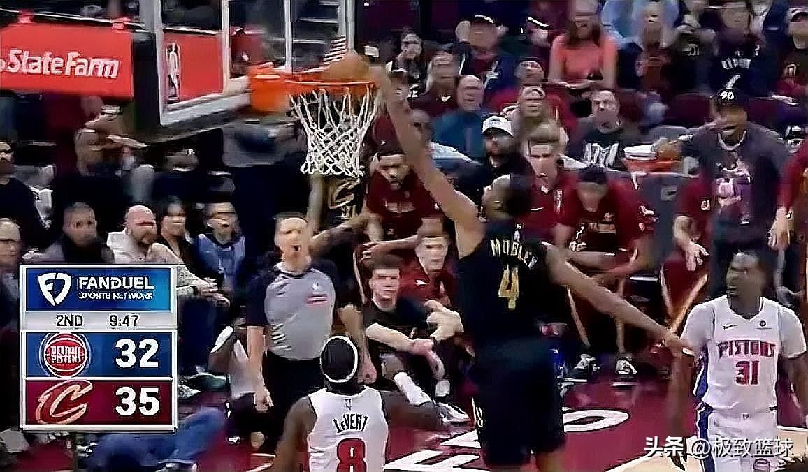 骑士防守悍将莫布利真是太猖狂了！在今日活塞对阵骑士的第二节比赛中，骑士进攻回合，