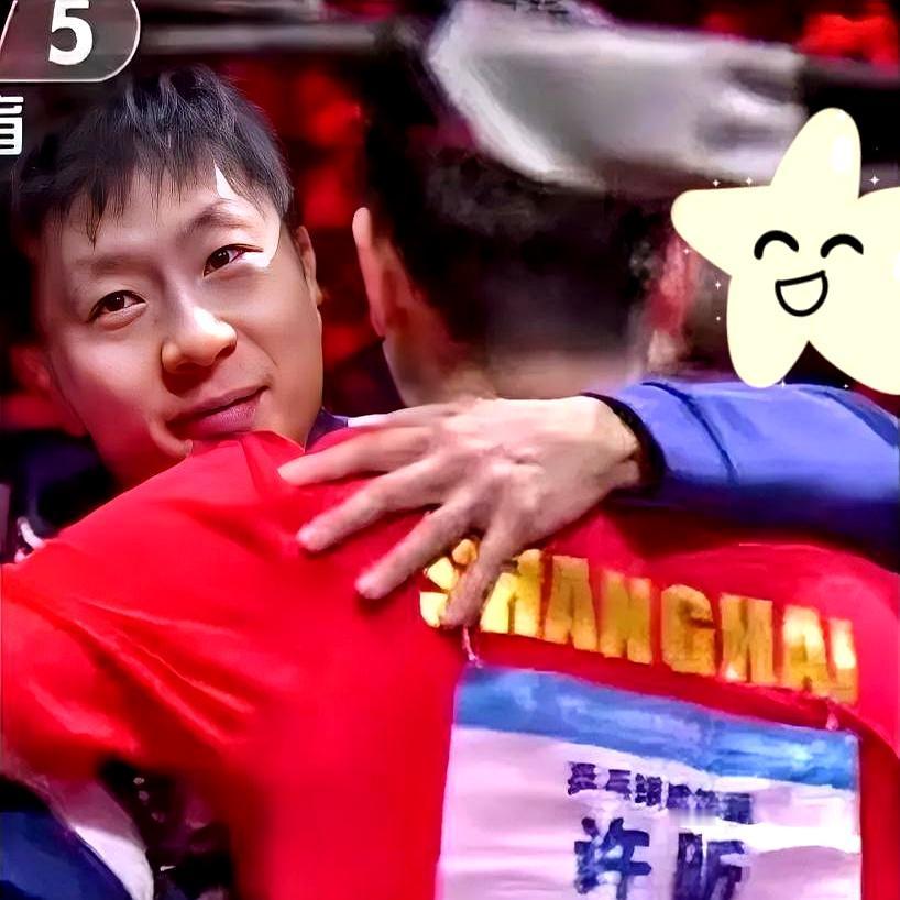 文章描述了北京队夺冠后，马龙第一时间穿过人群拥抱许昕的感人场景。
 

这兄弟情