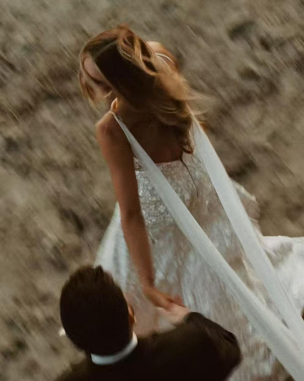 斯特凡松《冰岛往事》
我开始爱你
然后你开始存在[玫瑰]