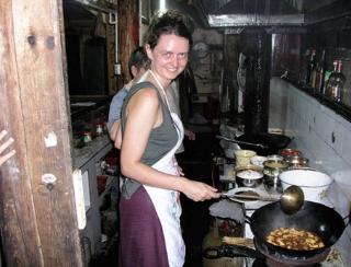 1994年，一个英国姑娘坐在成都的小馆子里，对着一碗白米饭发呆。她刚刚吃了一口鱼