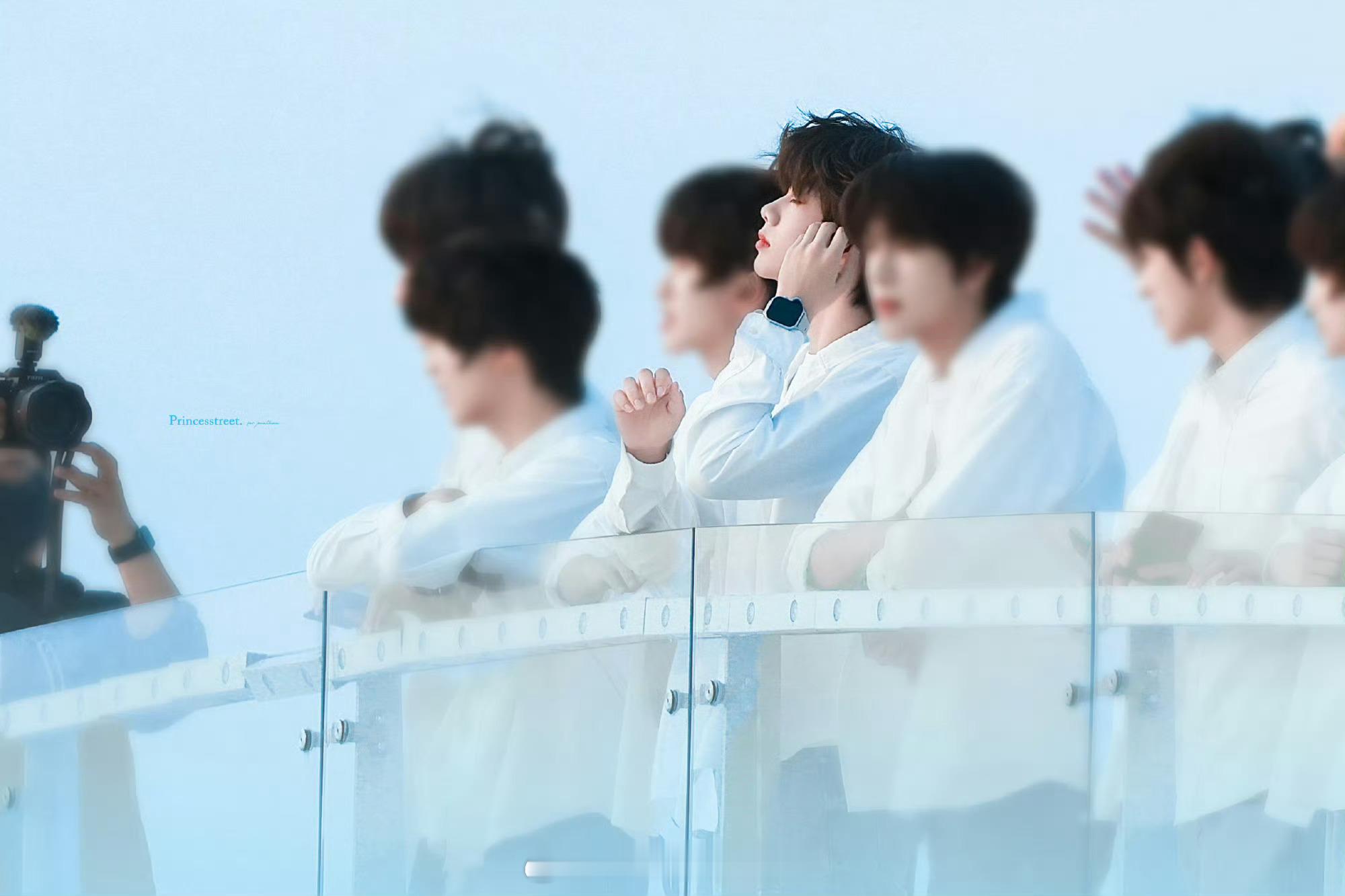 陈奕恒小小年纪就敢直面争议、坦诚回应，清醒又坦荡。有分寸有底线，不推诿不逃避，这