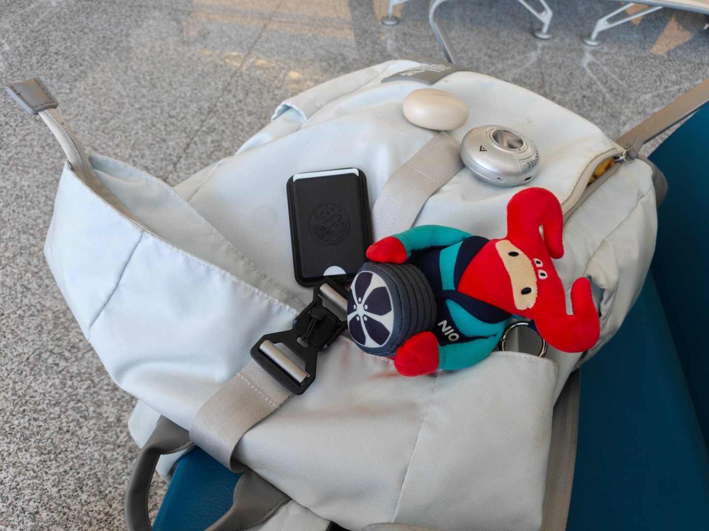 先去商场把昨天看的鞋买了终于不用多带一双跑鞋出差了这次选的颜色致敬了商务中登我居