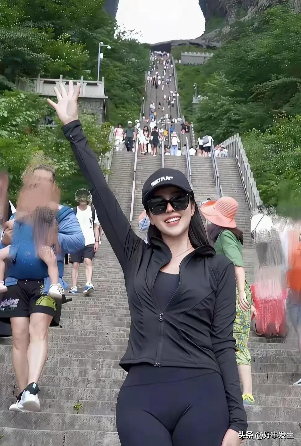 女生健身偏爱紧身裤，真不是只为好看。首先动起来特方便，深蹲、跑跳时不勾挂器械，贴