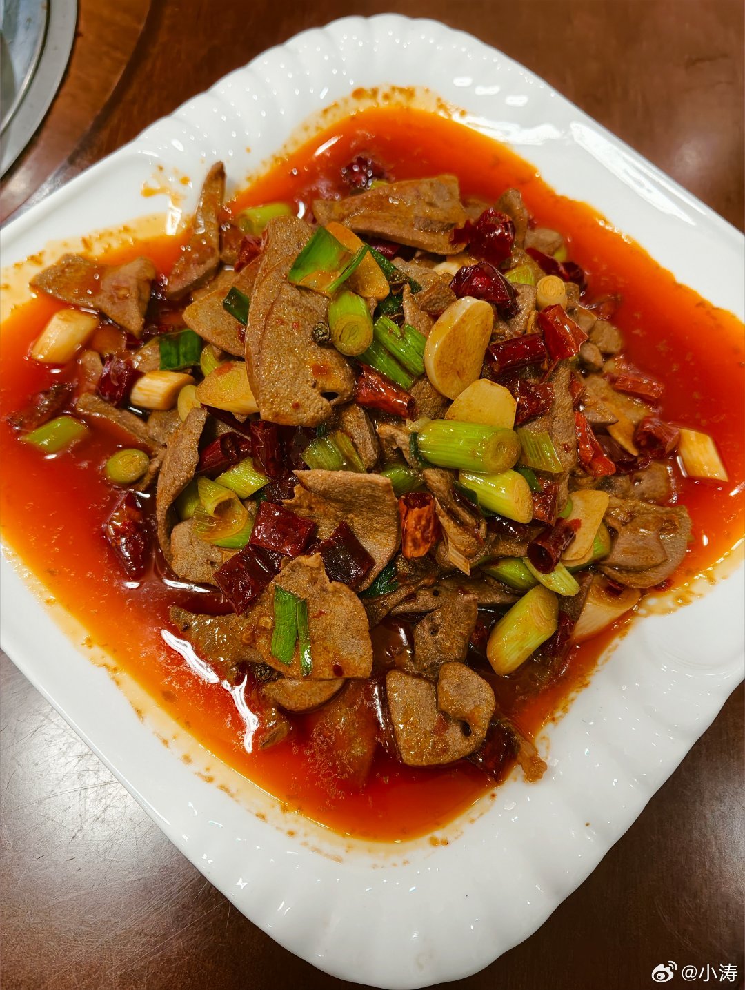 平塘县城真是安静，白天街头也是空荡荡的，昨晚走到大桥附近，还有一个圆转盘，突然觉