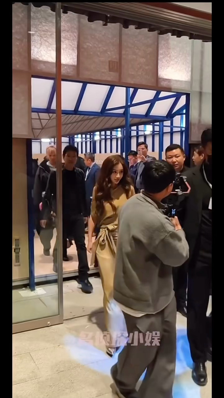 是棕色大波浪的Angelababy！！！状态一直好好啊 上城士活动