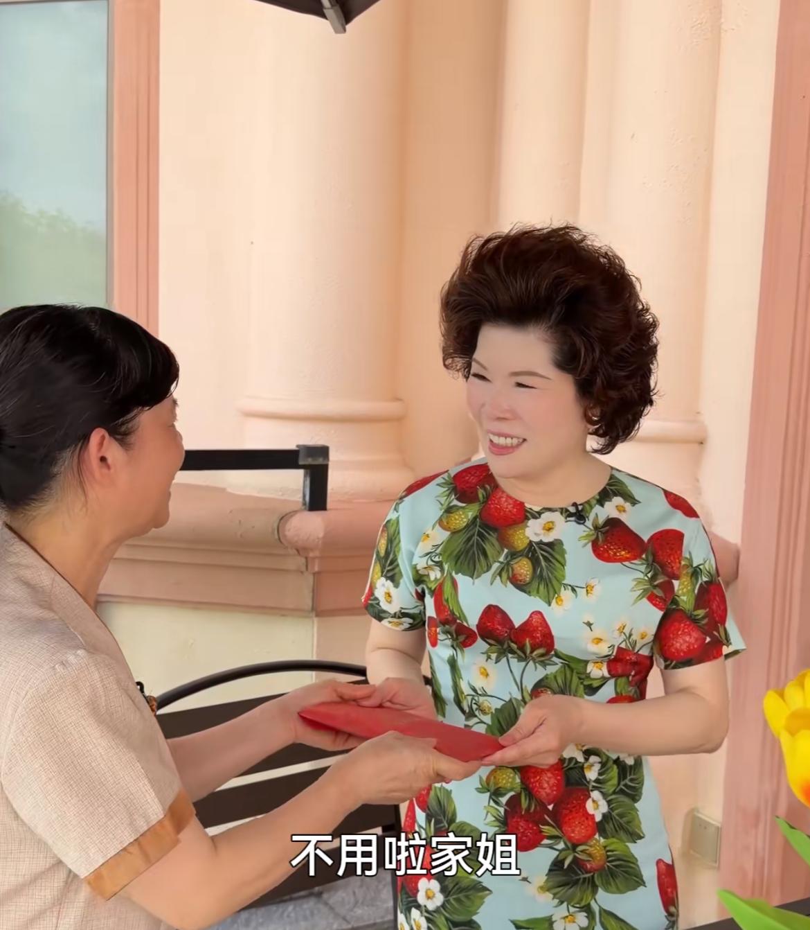 “鲍鱼家姐”给保姆过生日，一下子给这么多的红包，还带着她看广州塔
细节之处总感觉
