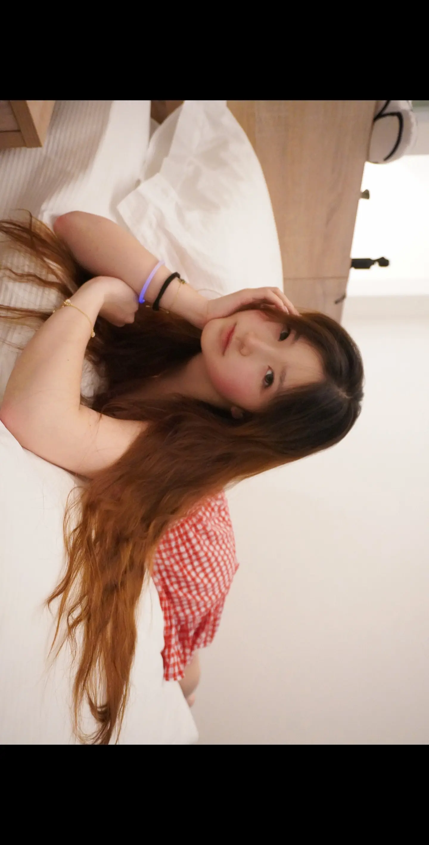 如果有人反复讲同一件事 别嫌她烦 那一页太重了她一个人翻不过去