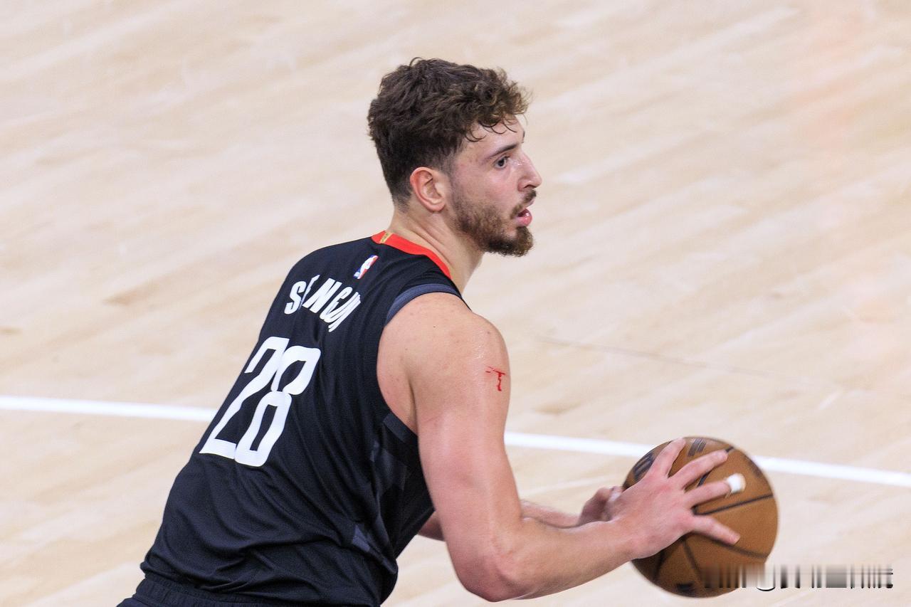 独挑大梁！申京爆砍39+16+5率队取胜，完美填补杜兰特空缺。
在火箭队核心凯文