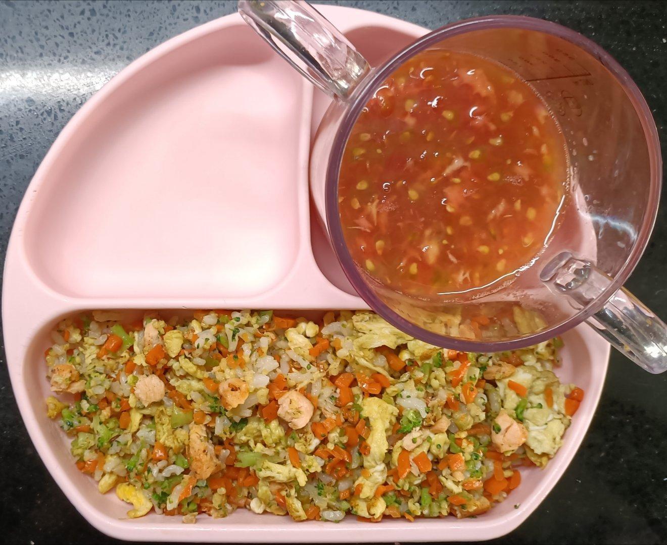 #糖糖的饭饭##科学育儿营养护航# 昨天午餐：胡萝卜西蓝花三文鱼蛋炒饭，番茄果肉