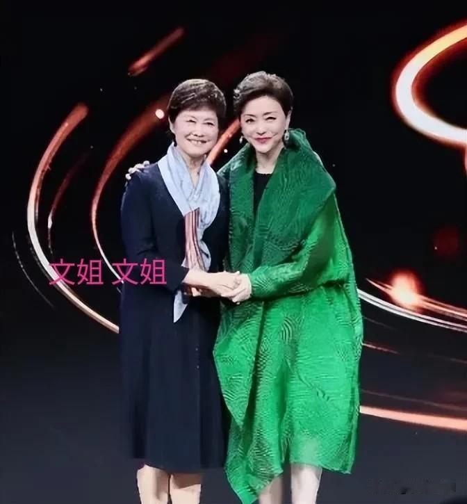杨澜和敬一丹参加了“天下女人”活动，俩人都保养得很好，气质也很赞。我得说，我更偏