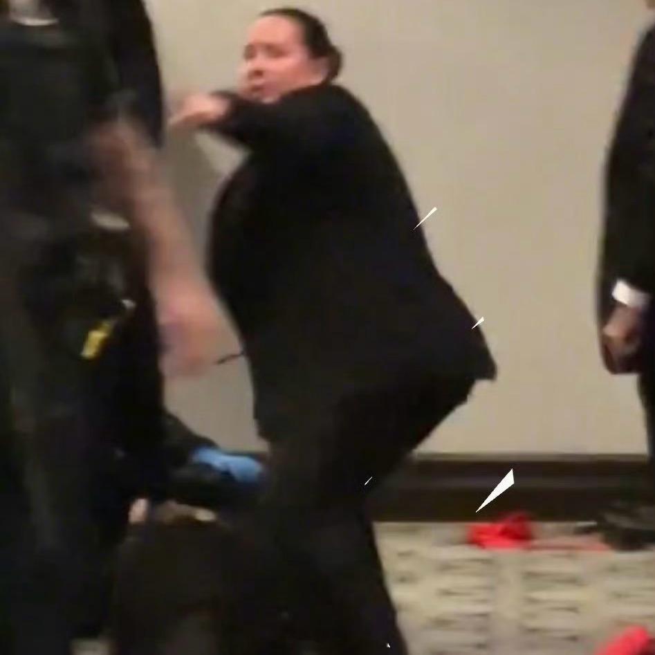 美国特勤局肉弹特工再次出镜全网熟知的这位特勤局女特工再次冲上热搜。曾经被群嘲动作