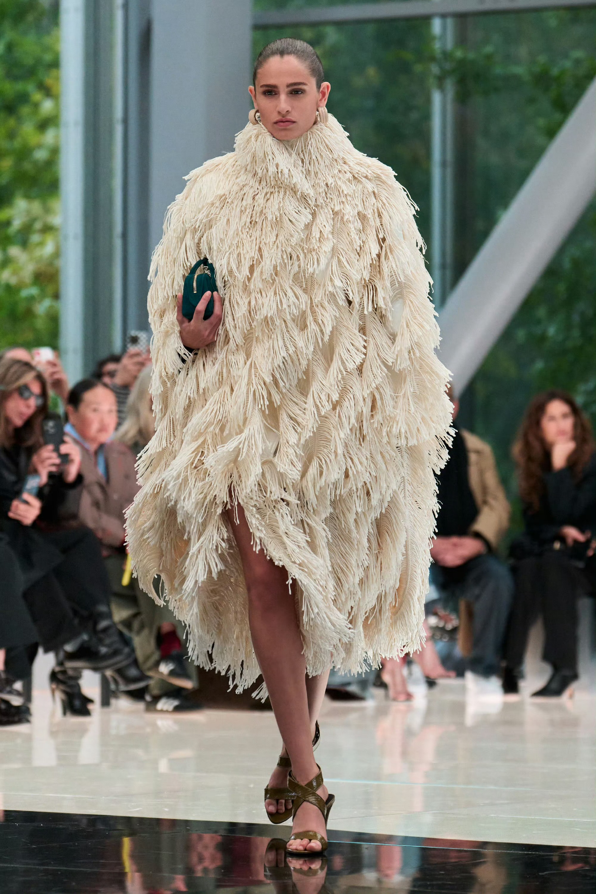 Alaïa Winter-Spring 2026 巴黎时装周秀场以全镜面装置打造