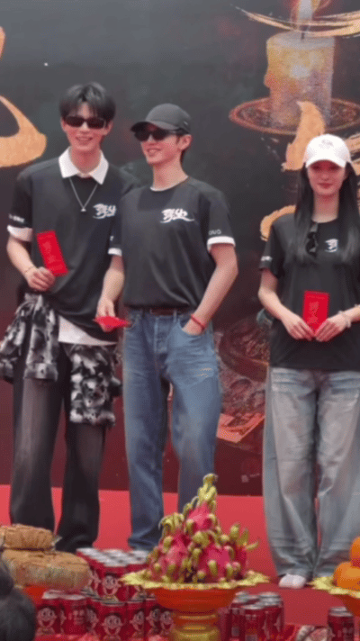陈哲远踮脚和邓凯合照居然
