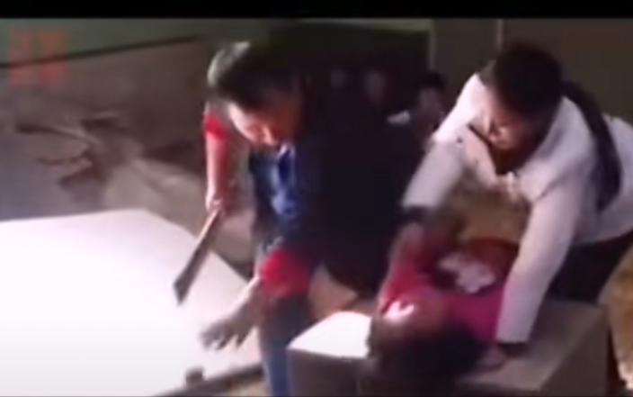 真的是大快人心啊！
该有的报应一定会到，梅姨终于落网了。
她毁了那么多个家庭，究