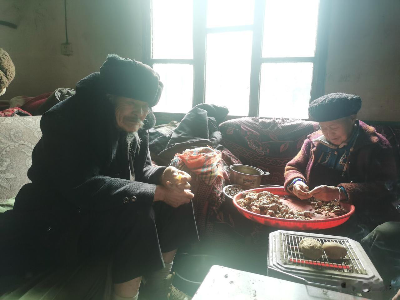 乡村振兴第一书记下户走访，看到93岁抗美援朝老兵彭申玉晚年的幸福生活，老伴陪伴，