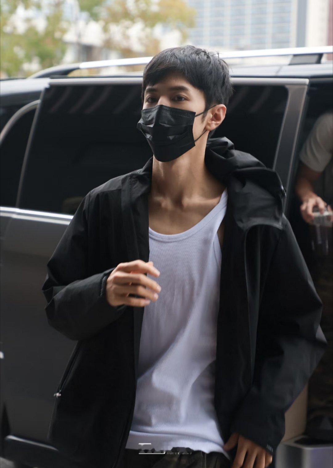 陈哲远晒手术取出的钢钉抱歉，突然get到陈哲远的锁骨……会不会显得我没有同情心