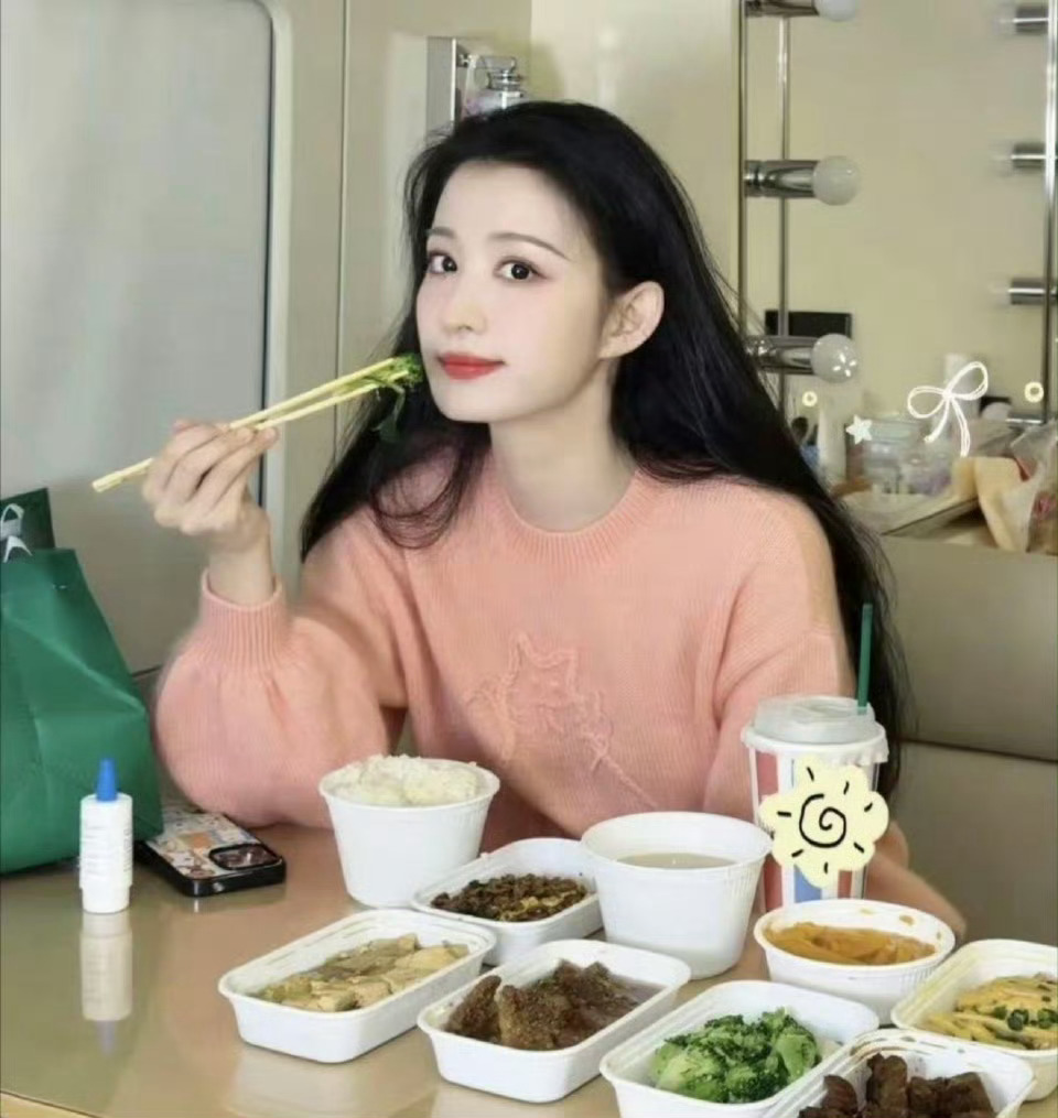 宋祖儿和王楚然的日常餐对比，画风截然不同，身材却形成两种不同的美 