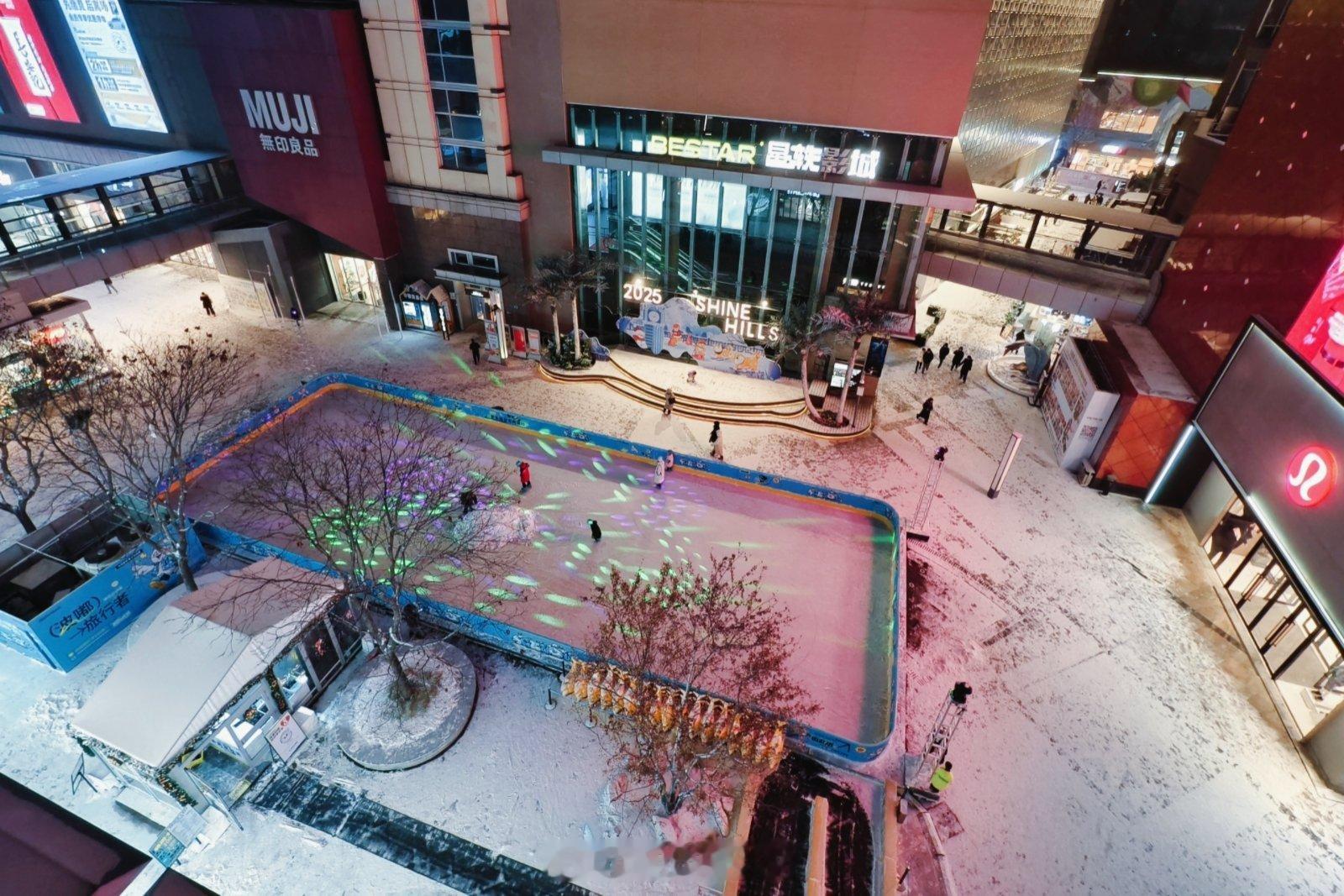 接了二狗，马上跟做指甲的大狗汇合，吃她心心念念的海底捞随手拍 北京·中粮·祥云小