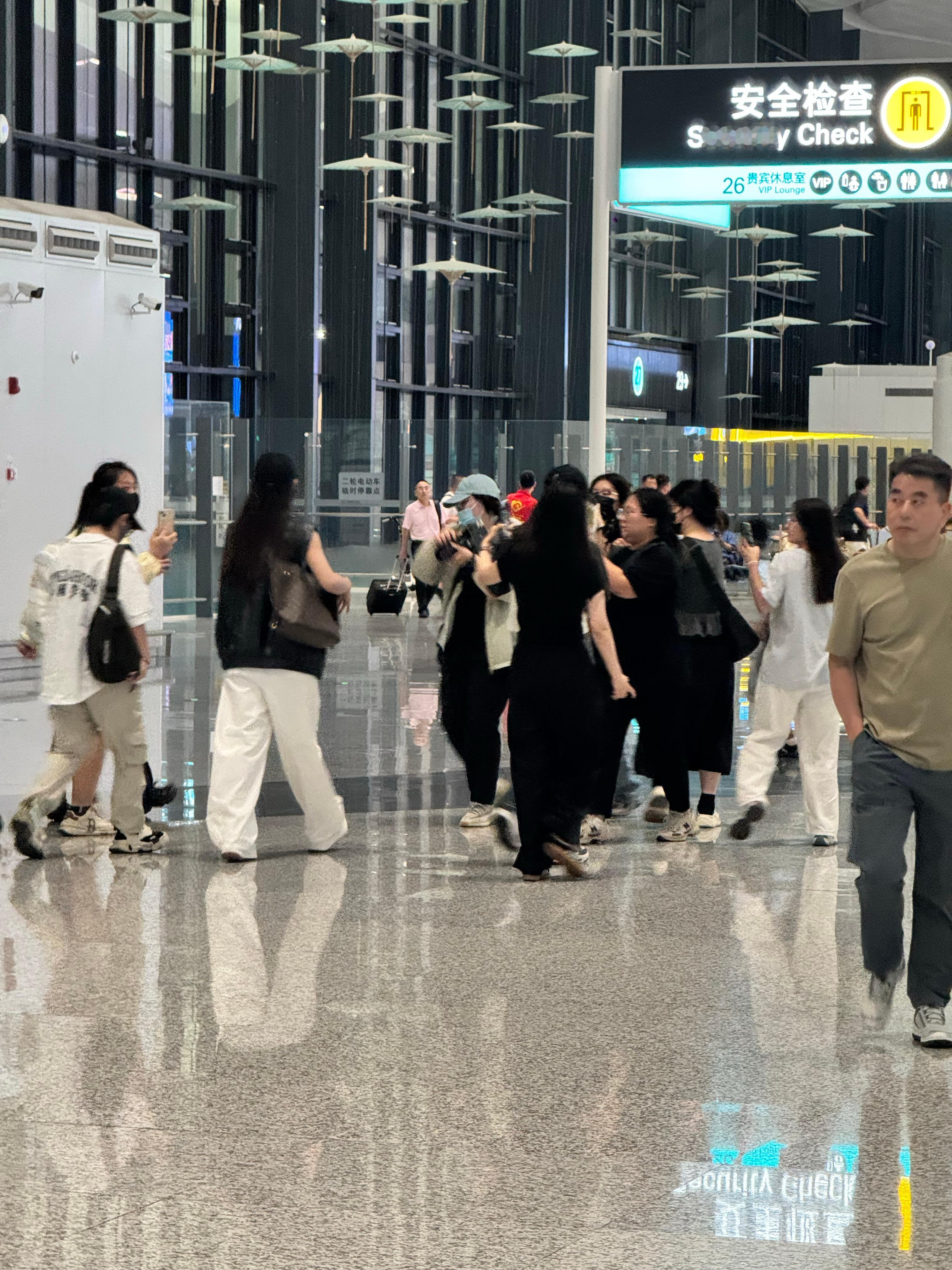 我好像碰到了明星…可是我不知道她是谁！ ​​​