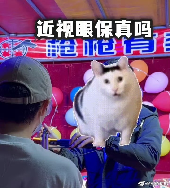 周深挑战夜市游戏 刷到周深逛夜市玩射击直接被击中，没戴眼镜还能这么准，手感好到爆