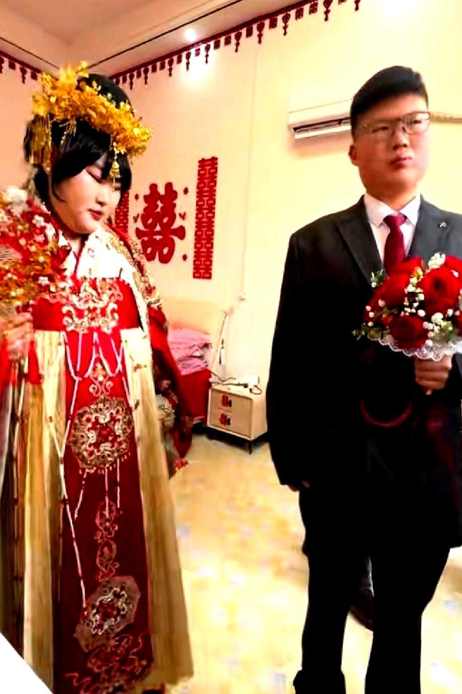 全网都在笑新郎那张“不情愿”的脸，殊不知，这正是朱之文想要的。
 
镜头怼到脸上