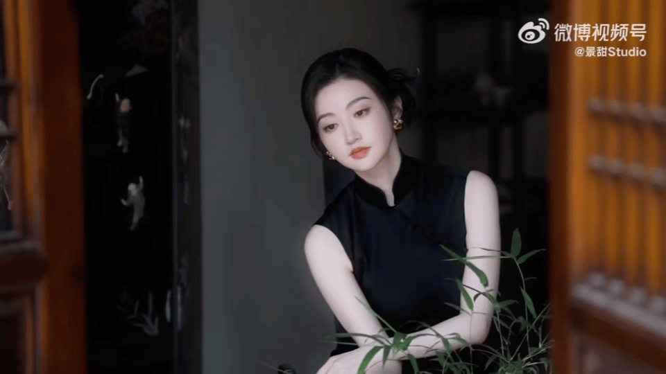 景甜国风墨色旗袍 景甜这组旗袍图杀疯了！简约盘发+素雅妆容，把墨色旗袍的含蓄美展