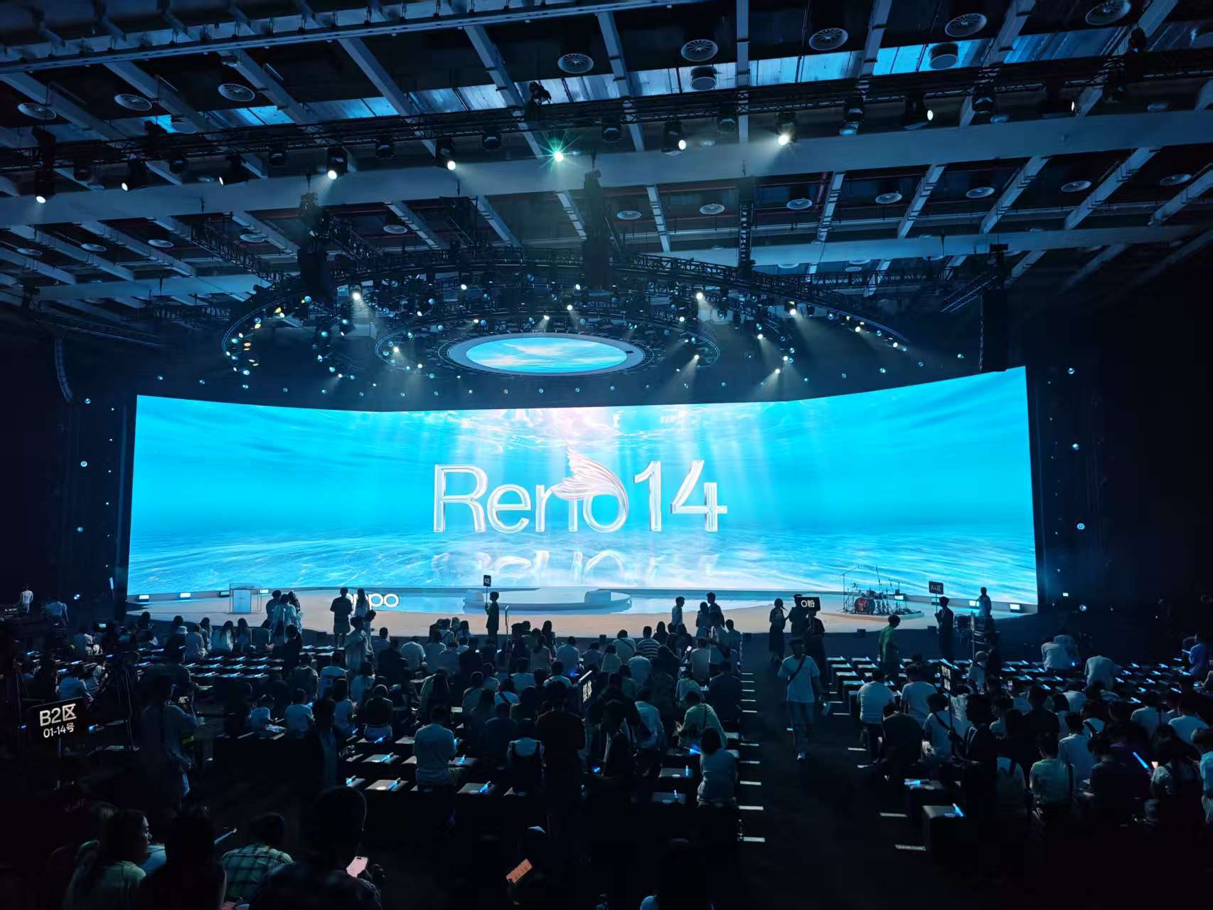 今天珠海热到爆炸OPPO Reno14发布会现场好像到了水族馆每个座位都有荧光棒