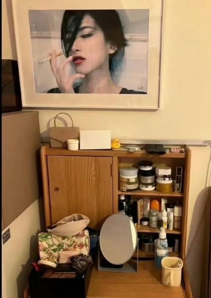 朱珠老公晒出朱珠的化妆台，这也太小了吧，想象不了这是女明星的化妆台 ​​​