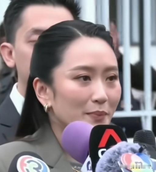 他信.西那瓦监狱生活曝光！他在狱竟当起了老师！
九月九日，他信.西那瓦被判有期徒