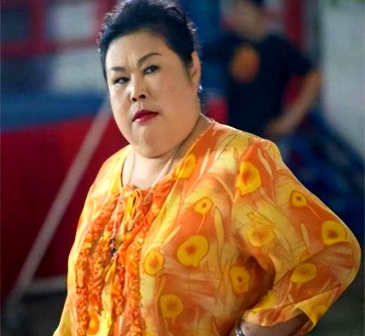 镜头里，董立范笑得像个豪门太太。
镜头外，她用两百斤换了角色和命。
三高、心血管