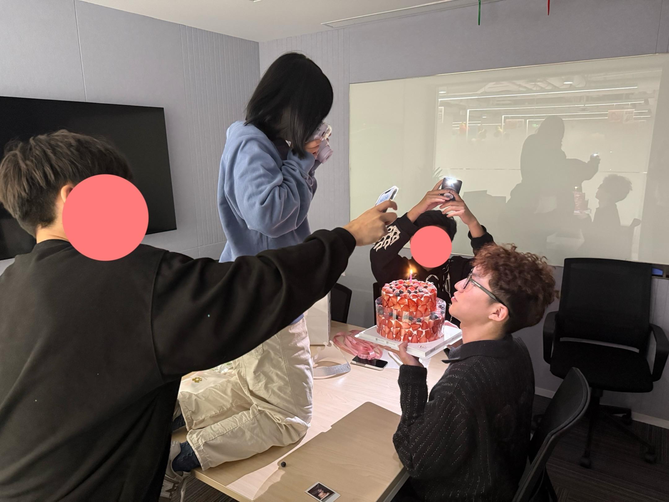 通知下去，会议室吃蛋糕，不要带刀叉。
