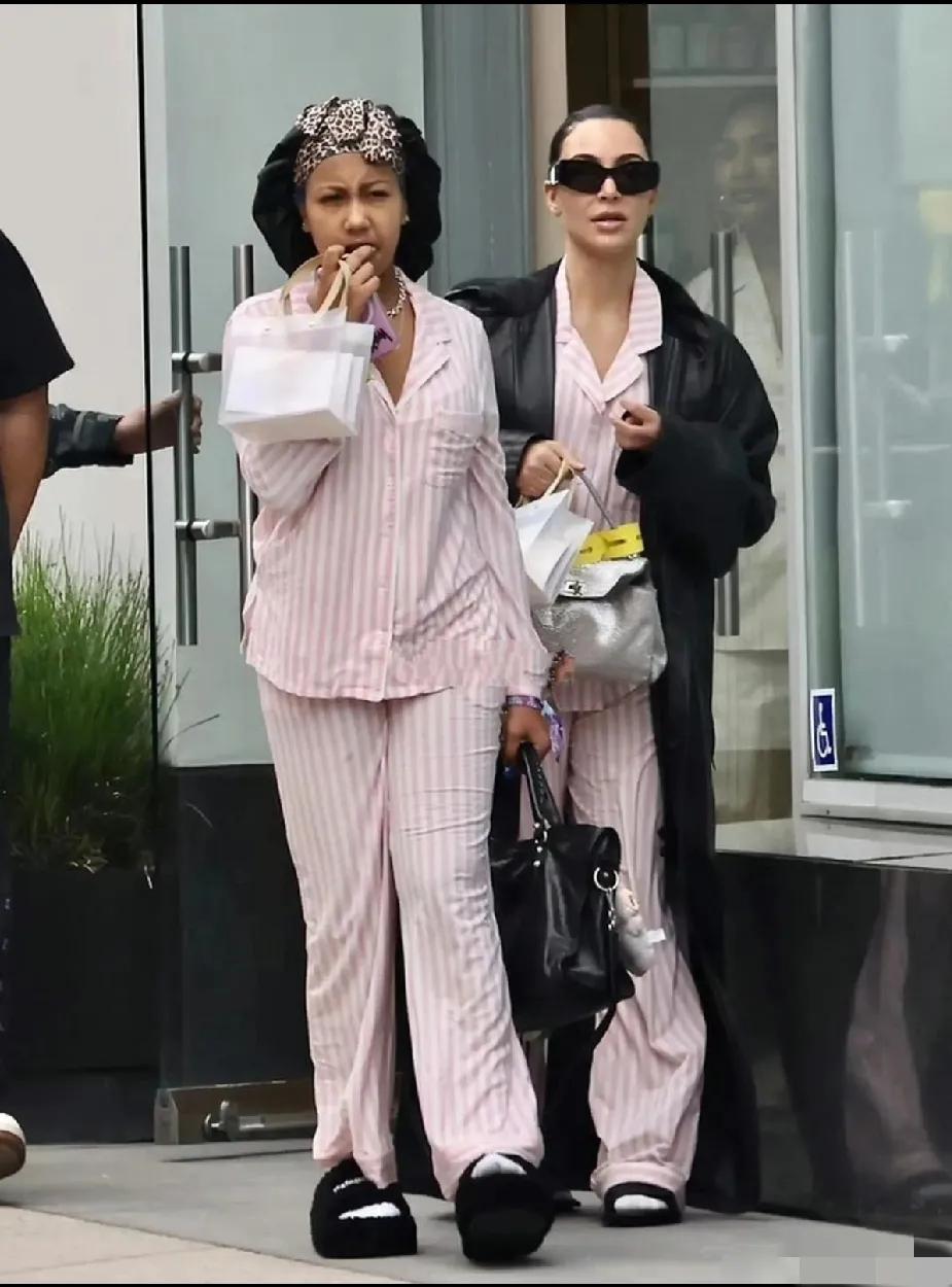 金·卡戴珊带着11岁女儿去做美容。女儿North才11岁，西方人真的成熟的好早。