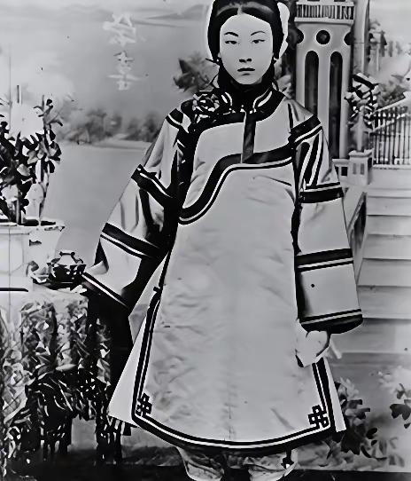 1917年，春回大地，衡阳城依然笼罩在阴霾下，年近不惑的军阀王德庆患不治之症，临