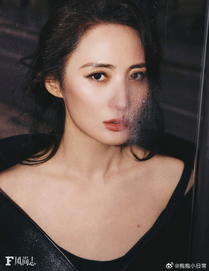 蒋勤勤酷飒风高智感以往看蒋勤勤的角色尽是温婉柔情，这次时尚大片里酷飒十足，简约穿