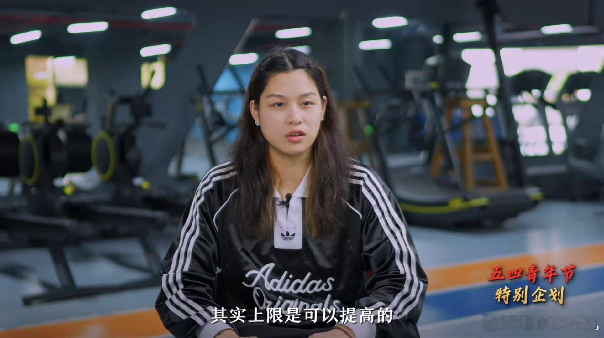 余依婷称想成为传奇游泳运动员当天赋遇见永不妥协的努力，泳池便成了梦想的舞台。余依