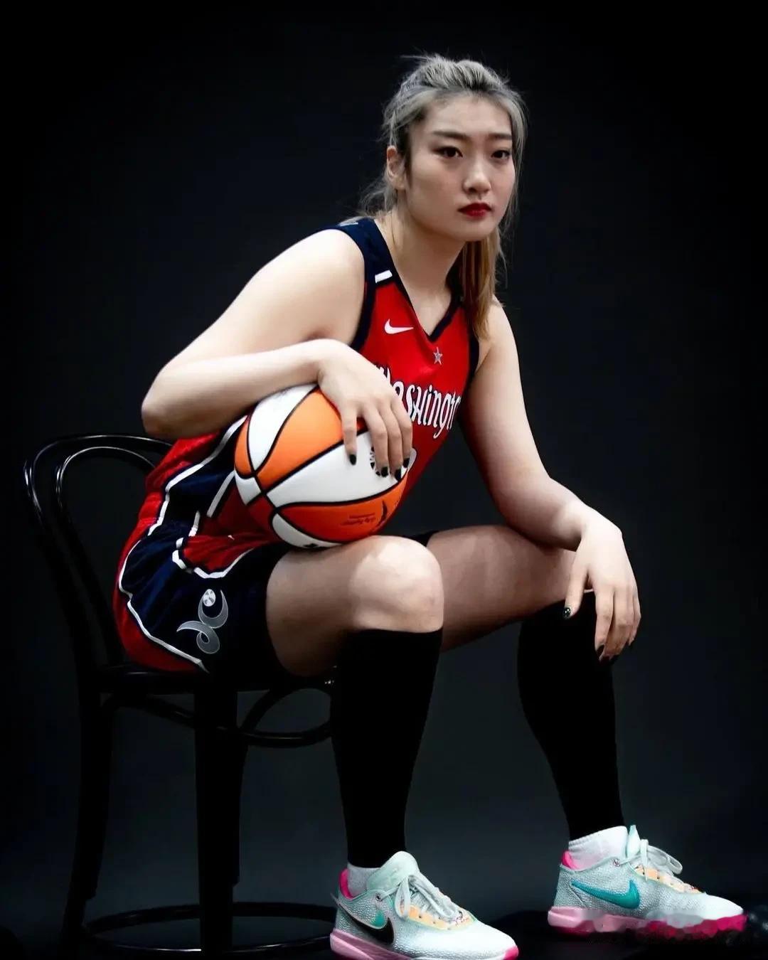 亚运会中国女篮12人大名单出炉：

李缘、金维娜、杨力维、王思雨、李梦、张茹、潘