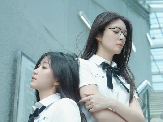 傅菁刘美含你俩根本没喝中药 傅菁刘美含校服氛围感双人合拍，青春的感觉扑面而来，也