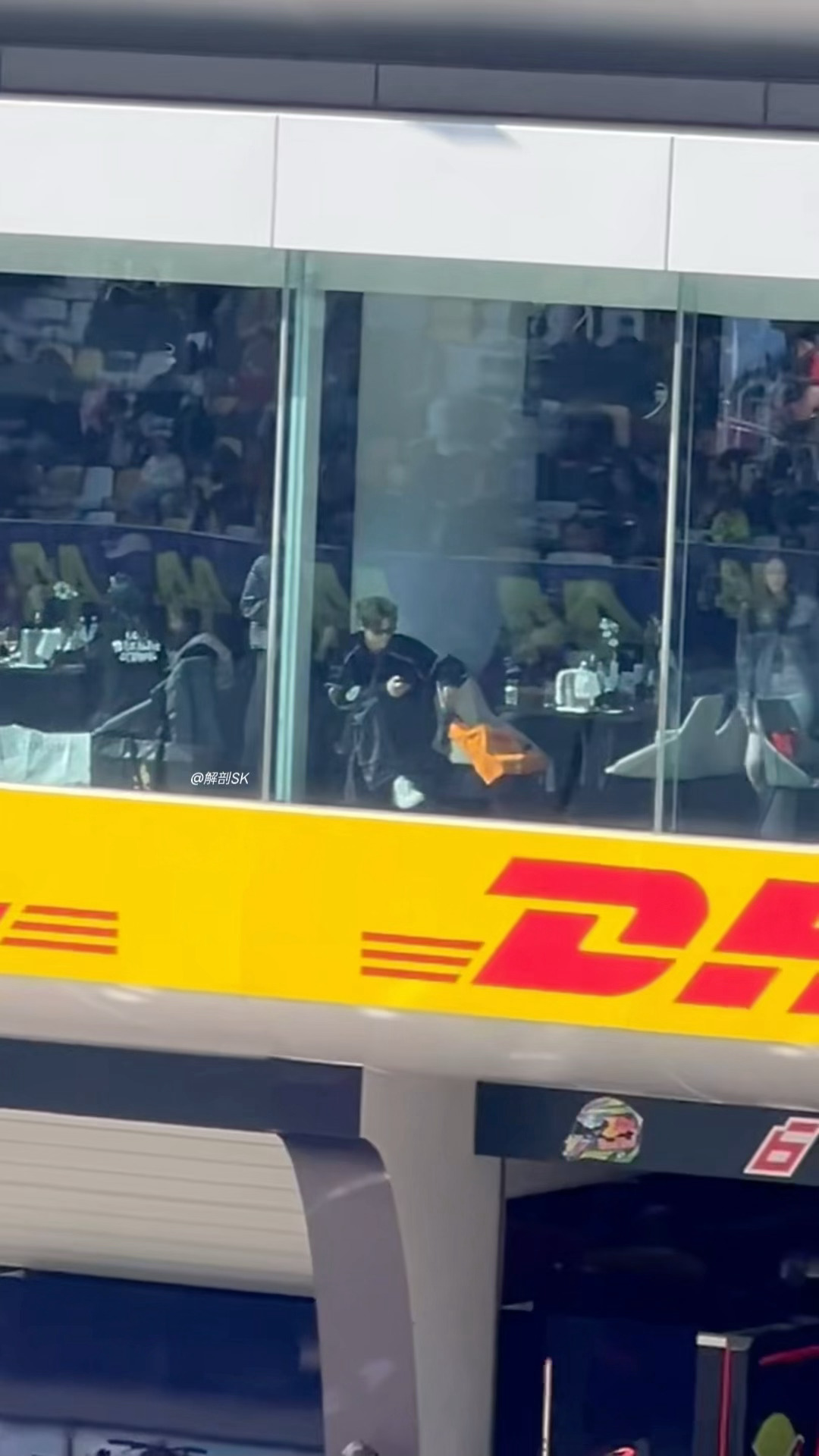 在玩手机hhhh大明星好松弛