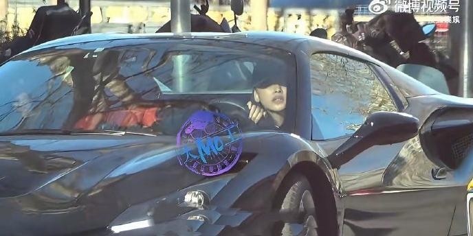 孙怡开车不打转向灯道歉：公众人物更应严于律己

近日，孙怡开车未打转向灯的行为被